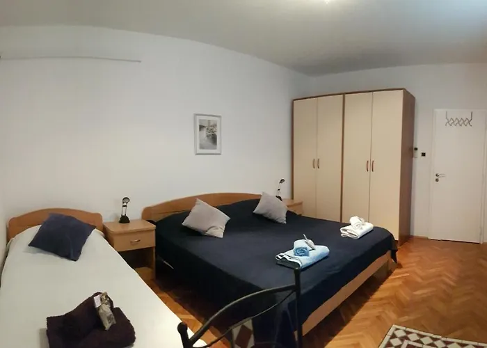 Pet friendly Villa Rados - 4 Sterne, 3 Apartments Fuer Maximal 18 Gaeste Supetar