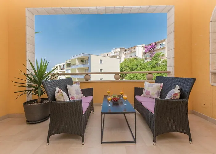 Pet friendly Apartments Villa Vujcic Makarska