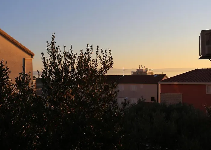 Apartments And Rooms With Parking Space Makarska - 18028