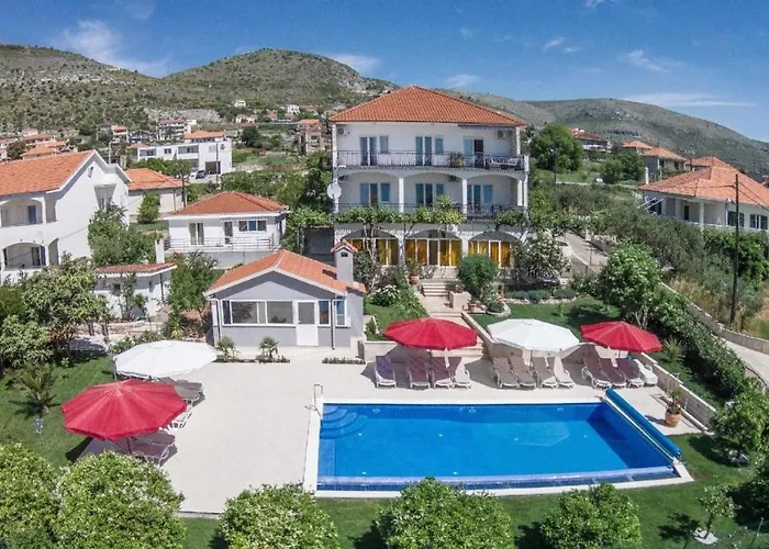 Private Separates Ferienhaus Mit Grosser Terrasse Trogir