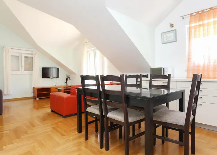 Apartments And Rooms With Parking Space Split - 11623