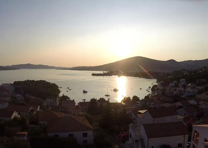 Apartment For Two Persons With Sea View In Trogir Near The Beach