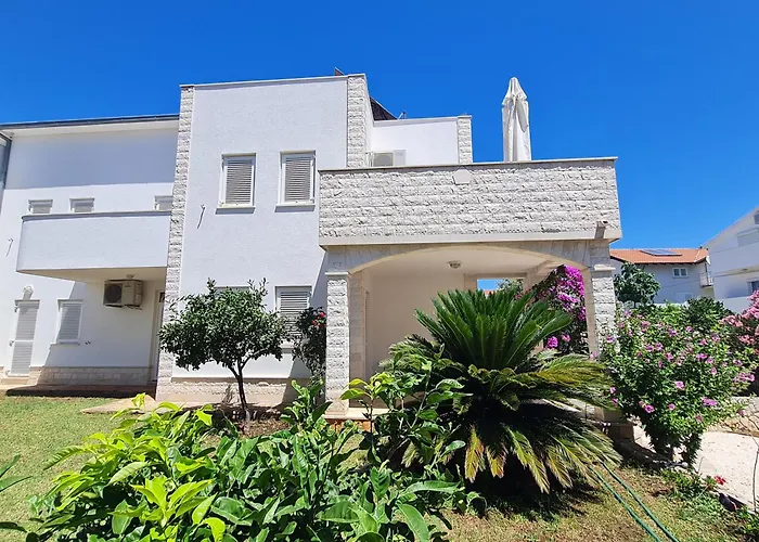 Pet friendly Villa Mali San Trogir