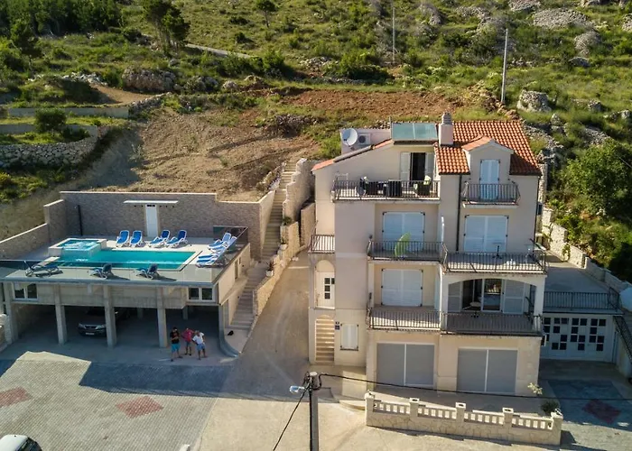 Apartments Pusic Omis